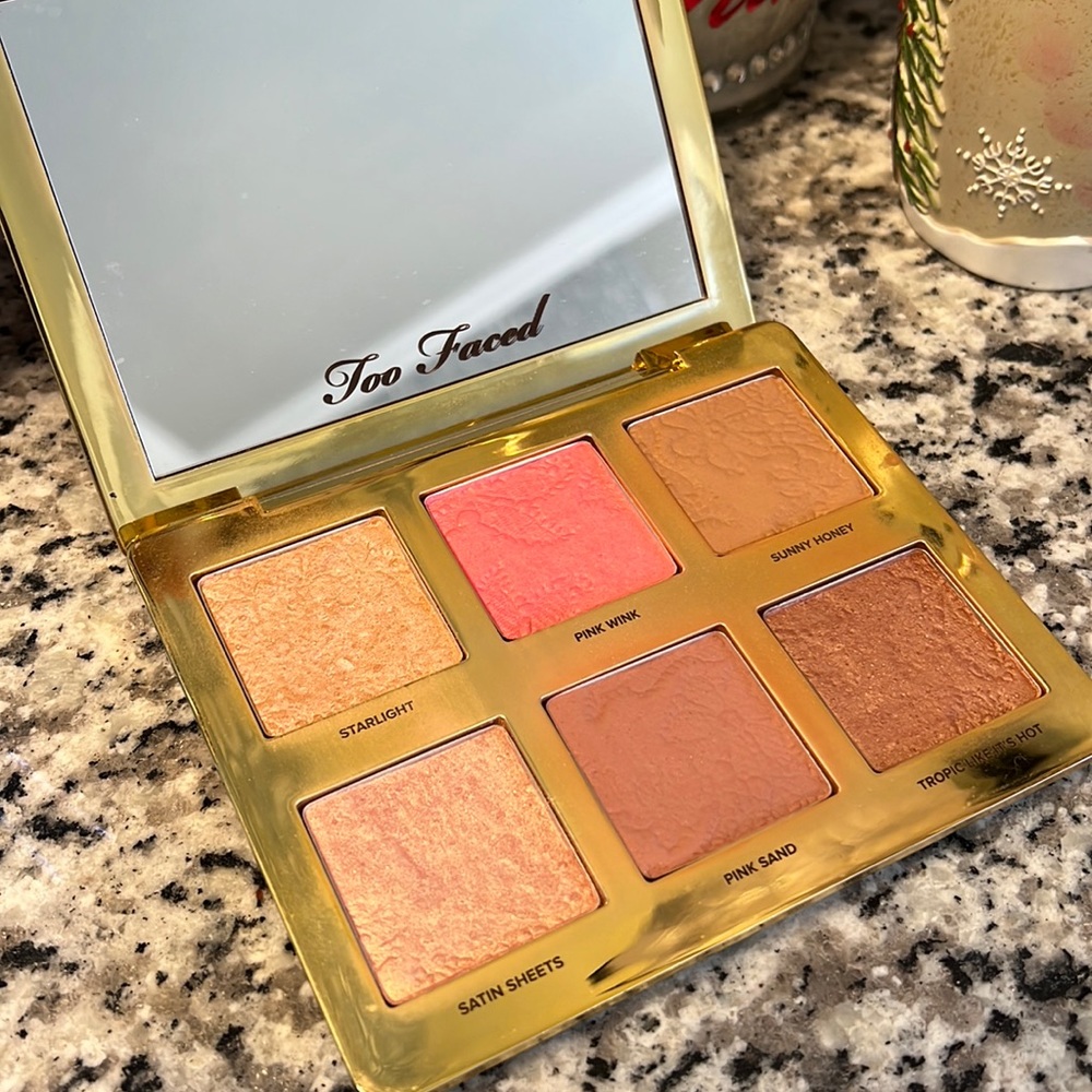 Too Faced Natural Face blush & bronzer palette. Pre owned.